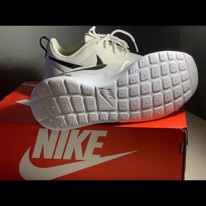 White Nike Roshe One